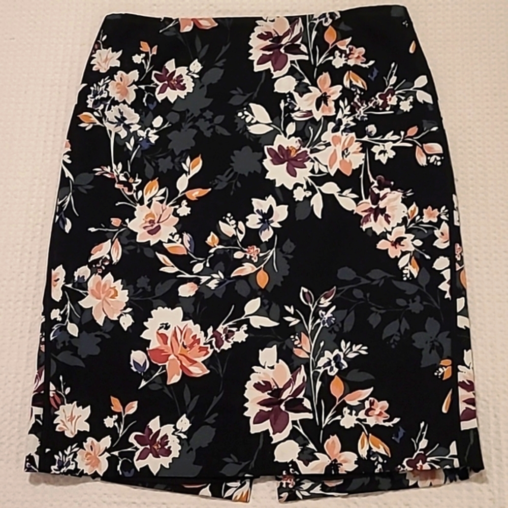 White House Black Market Floral Skirt in size 8 - Picture 2 of 6